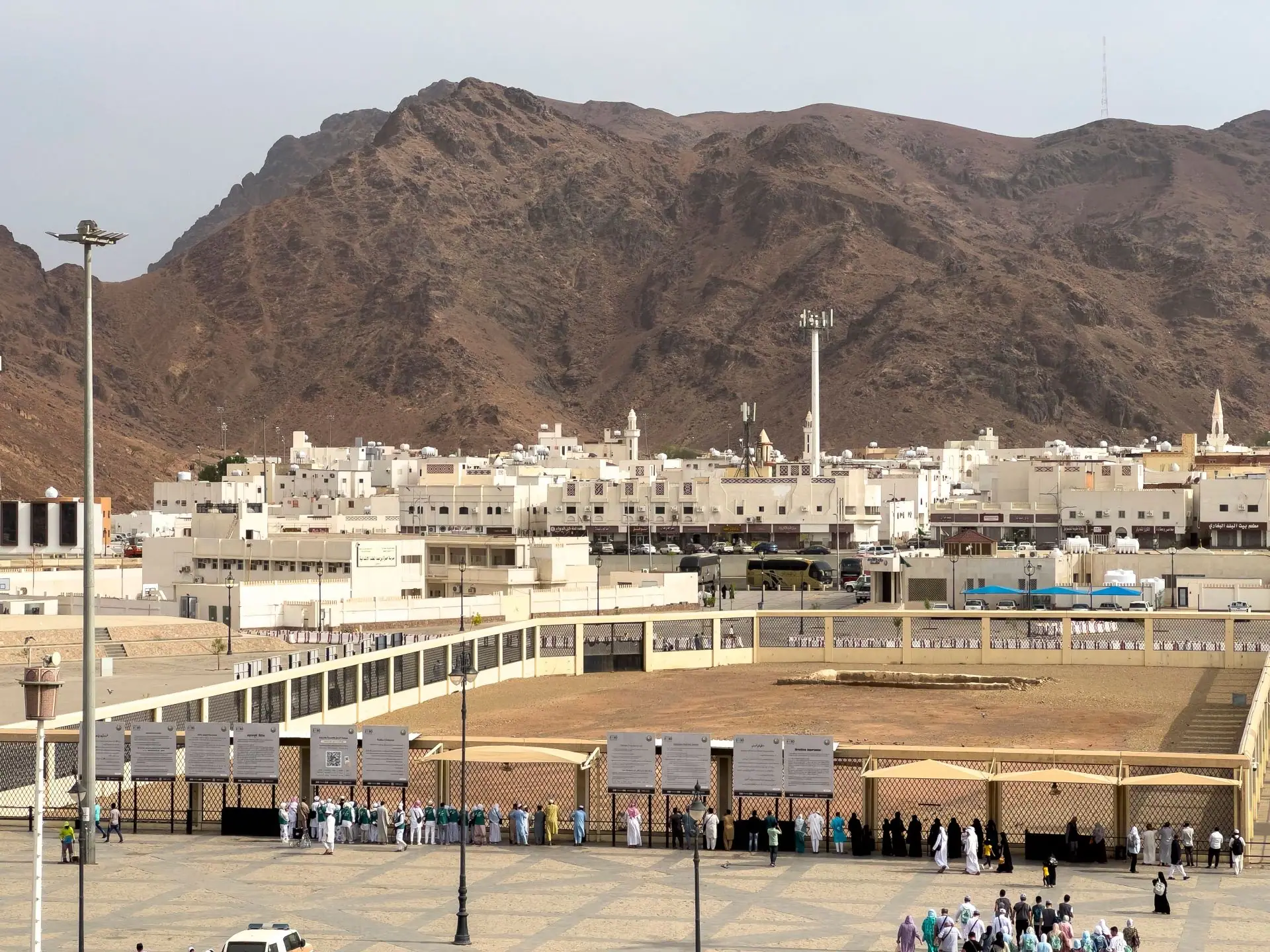 Uhud Dağı ve Şehitlik Alanı Rehberi